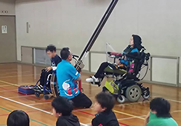 松阪市内の小学校でボッチャ体験会の講師として参加
