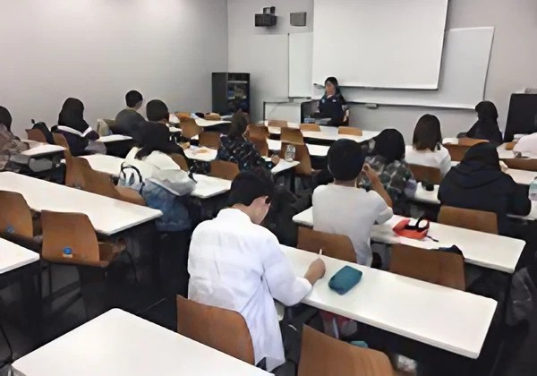 浜松市内の大学で講義の特別講師として参加【１】