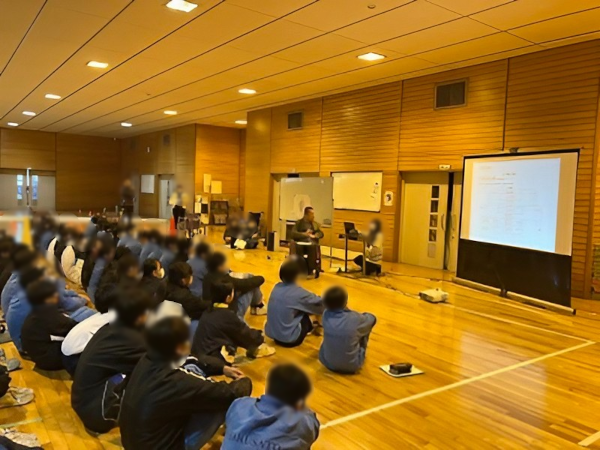 講話を聞く様子1