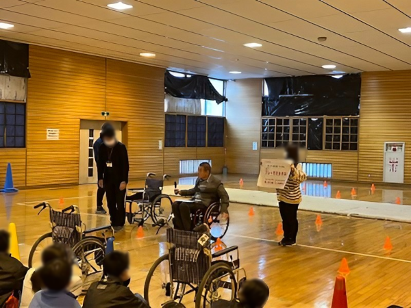 講話を聞く様子2
